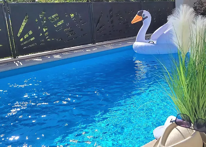 Villa Luxury Modern Keti-private Pool&garden