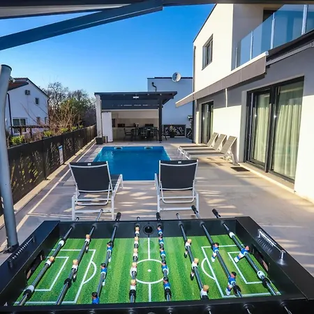 Keti With Private Pool & Garden In Villa